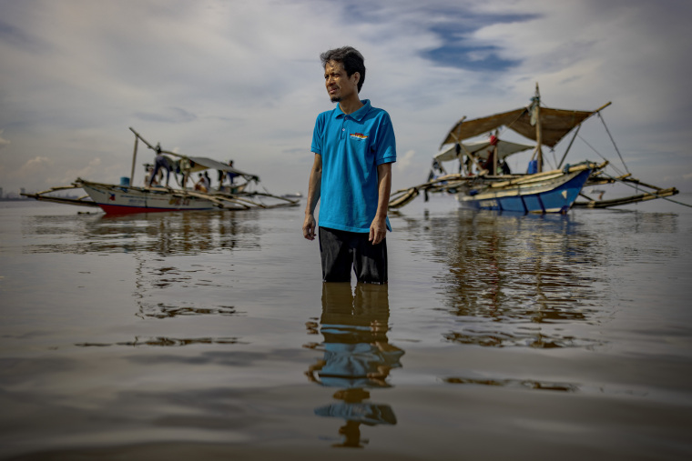 海岸告急!菲律宾数百名渔民海岸线上清垃圾 海岸告急!菲律宾数百名渔民海岸线上清垃圾_fororder_VCG31N2235153096