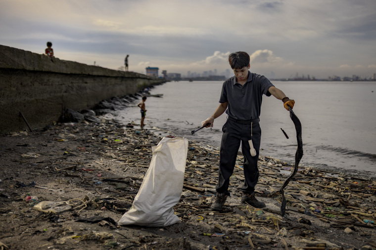海岸告急!菲律宾数百名渔民海岸线上清垃圾 海岸告急!菲律宾数百名渔民海岸线上清垃圾_fororder_VCG31N2235153180
