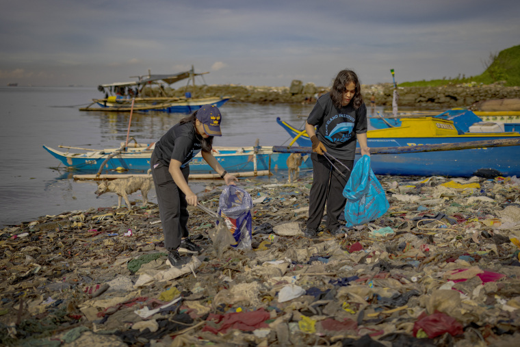 海岸告急!菲律宾数百名渔民海岸线上清垃圾 海岸告急!菲律宾数百名渔民海岸线上清垃圾_fororder_VCG31N2235153186