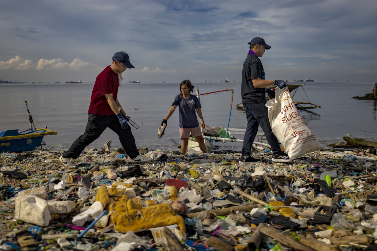 海岸告急!菲律宾数百名渔民海岸线上清垃圾 海岸告急!菲律宾数百名渔民海岸线上清垃圾_fororder_VCG31N2235153138
