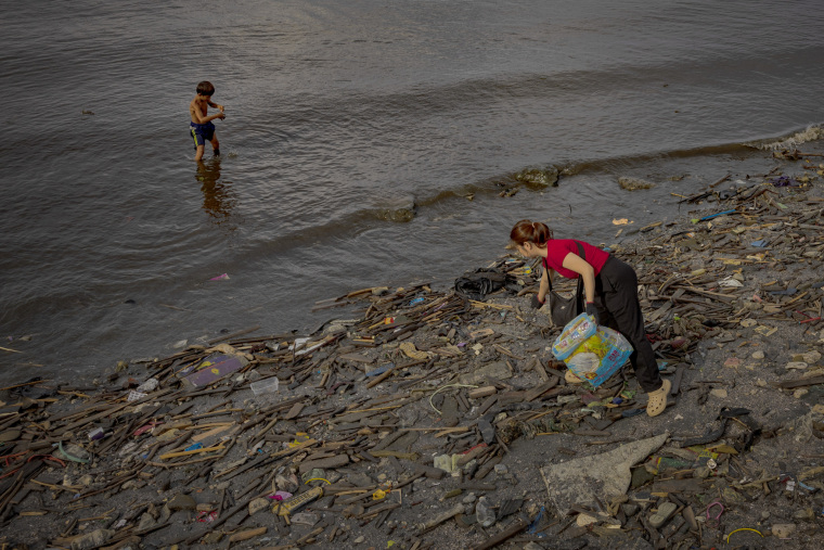 海岸告急!菲律宾数百名渔民海岸线上清垃圾 海岸告急!菲律宾数百名渔民海岸线上清垃圾_fororder_VCG31N2235153192