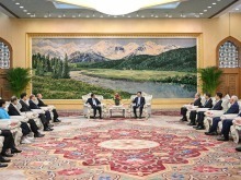 王沪宁会见出席第三届海峡两岸中华文化峰会两岸文化界人士代表