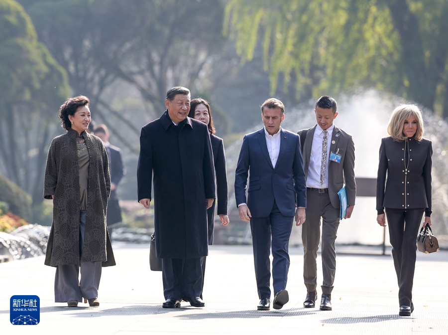 习近平同法国总统马克龙在成都进行友好交流 习近平同法国总统马克龙在成都进行友好交流