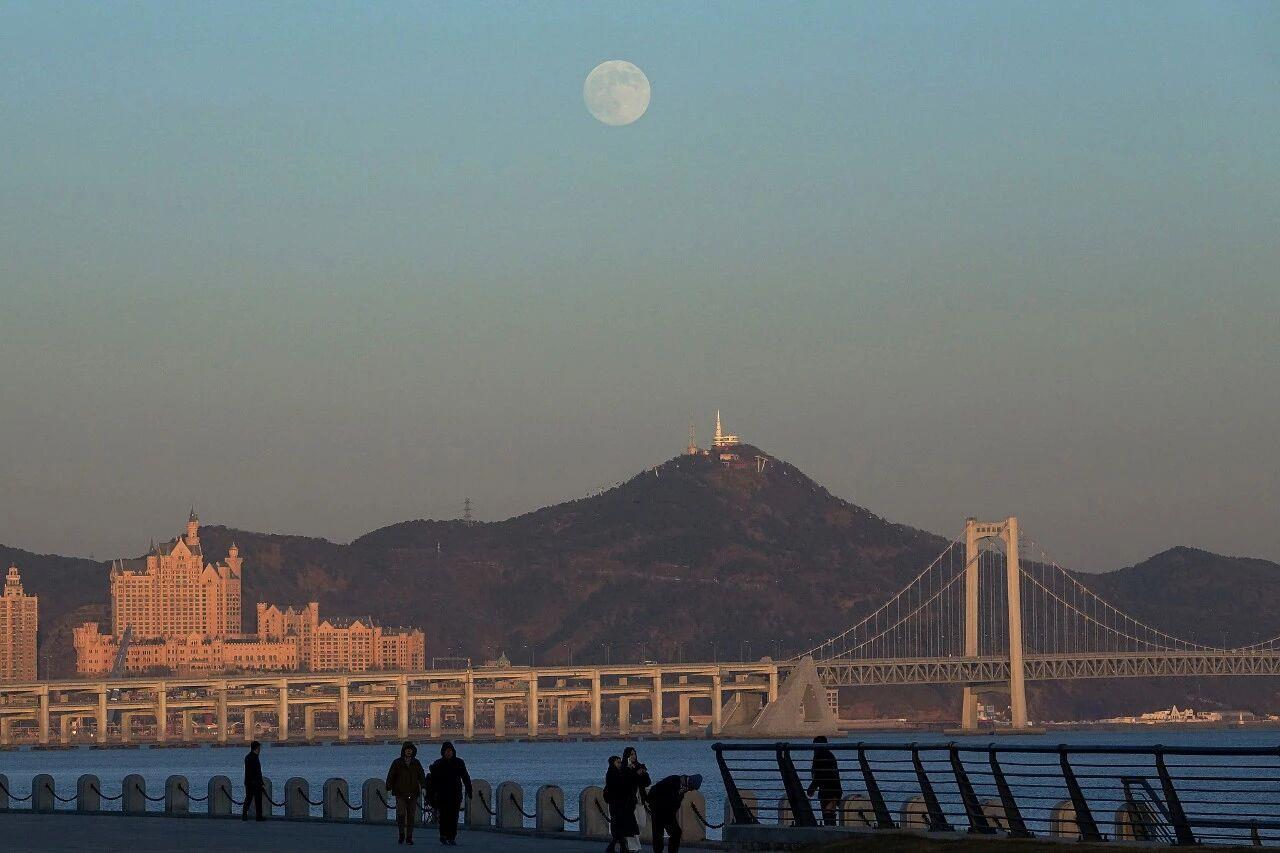 抬头哇!月亮超级大 抬头哇!月亮超级大