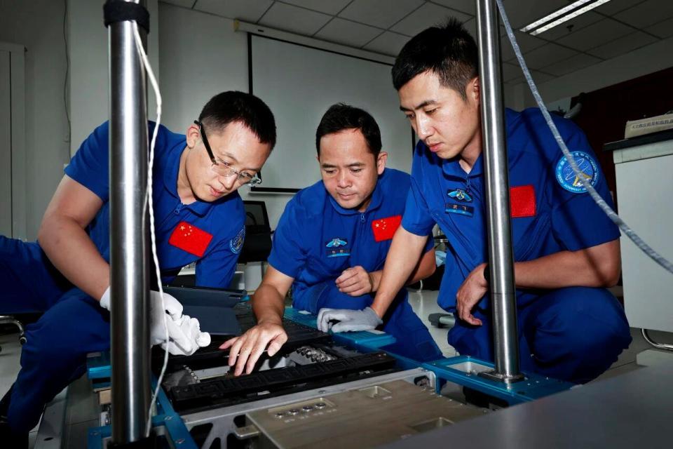 “神二十一”飞天在即 乘组地面训练精彩瞬间→ “神二十一”飞天在即 乘组地面训练精彩瞬间→