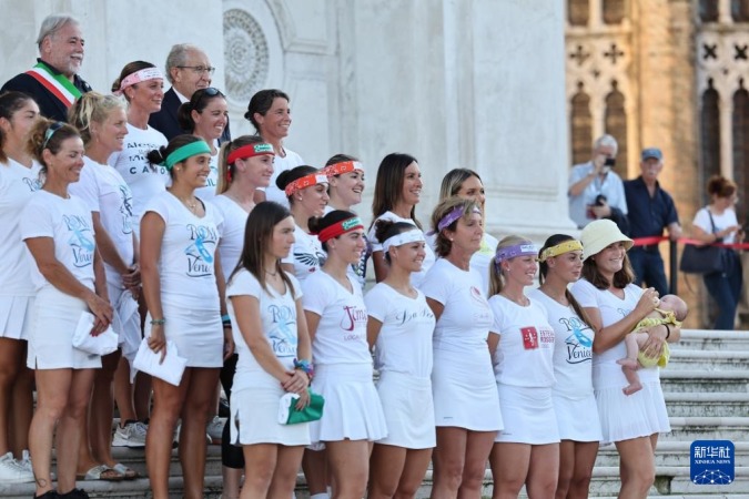 9月4日,在意大利威尼斯,参加传统赛船节成年女子组的选手合影留念。新华社记者 李京 摄