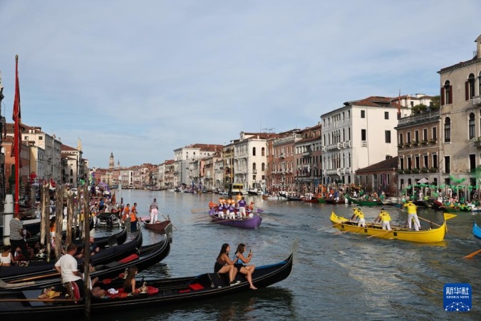9月7日,在意大利威尼斯, 人们观看传统赛船节比赛。新华社记者 李京 摄
