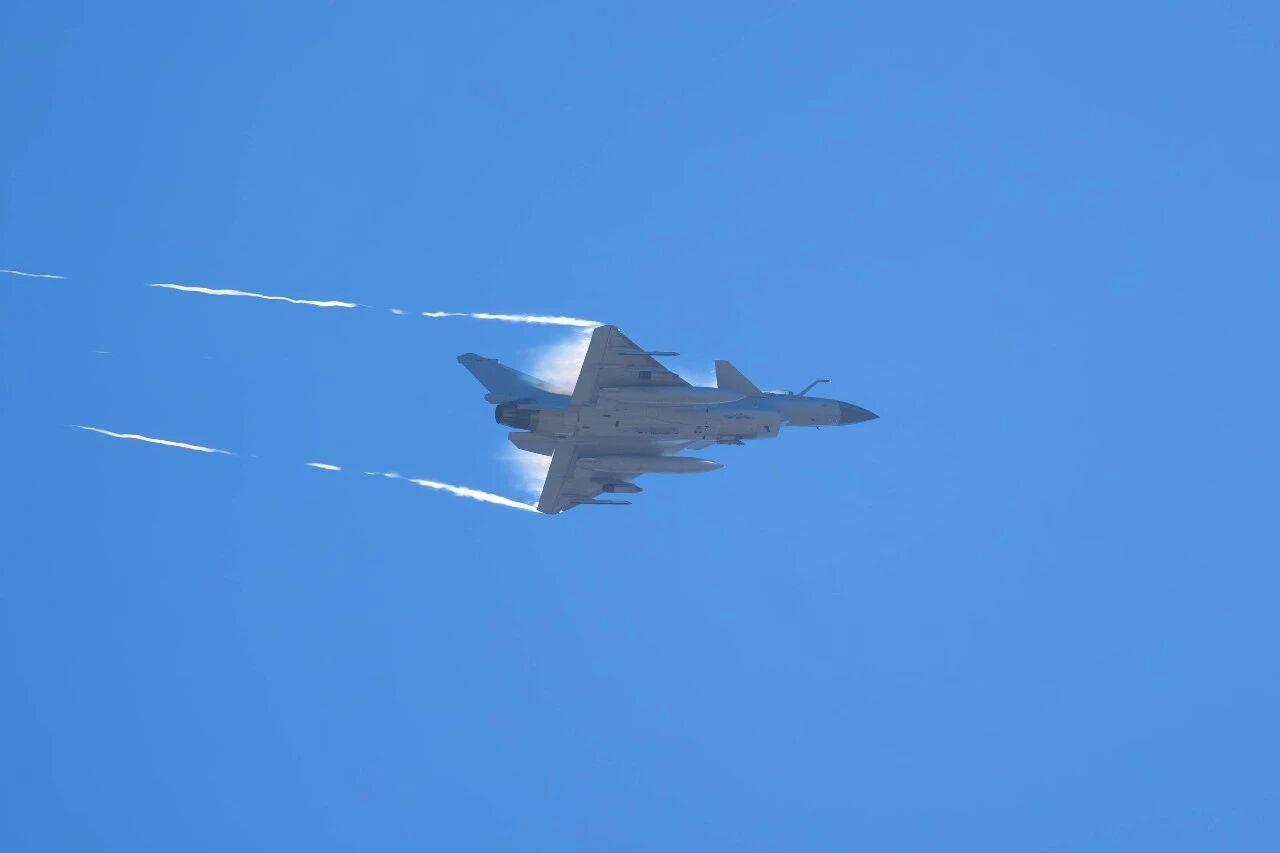 霞光伴鹰飞!空军战机训练壁纸上新 霞光伴鹰飞!空军战机训练壁纸上新