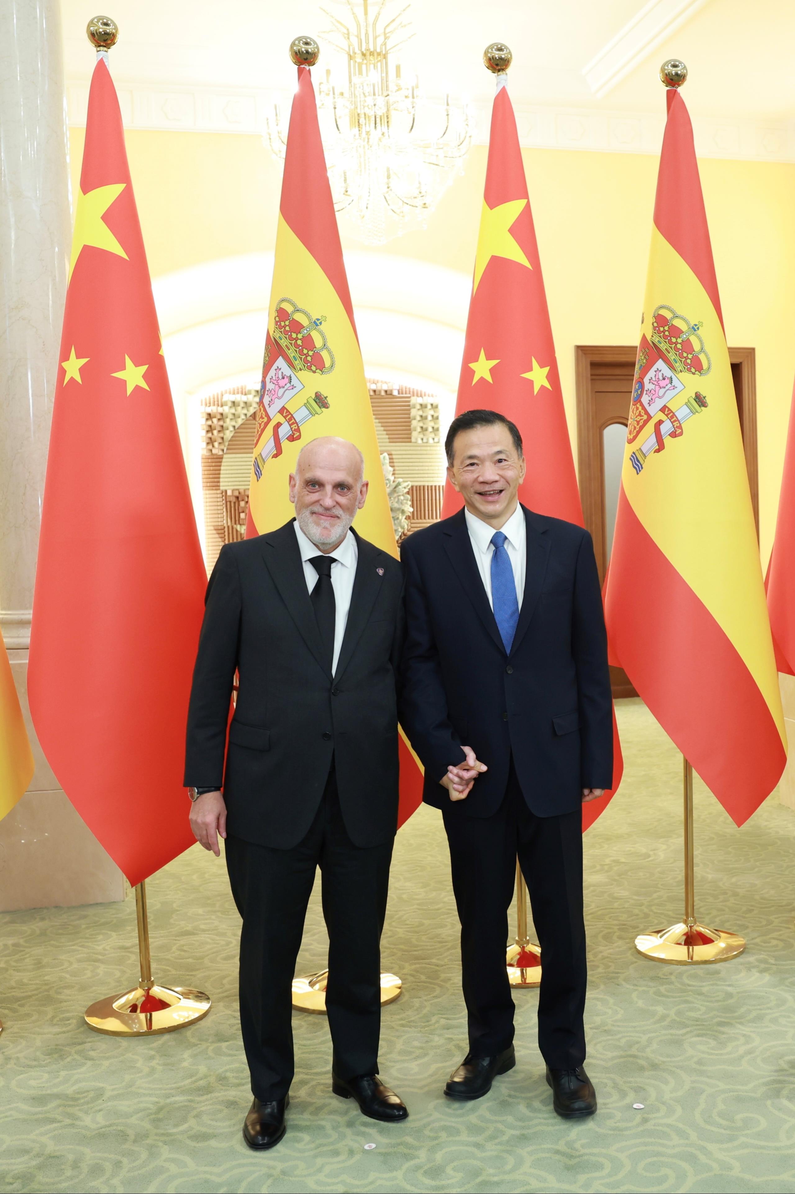 总台领导会见西班牙职业足球联盟主席特巴斯 总台领导会见西班牙职业足球联盟主席特巴斯