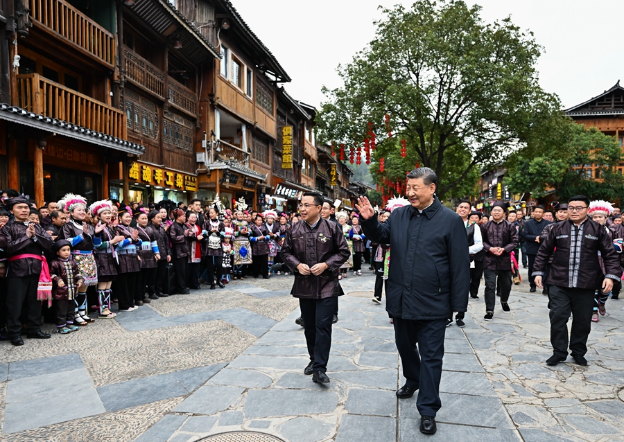 習(xí)近平在貴州考察時強調(diào) 堅持以高質(zhì)量發(fā)展統(tǒng)攬全局 在中國式現(xiàn)代化進程中展現(xiàn)貴州新風(fēng)采