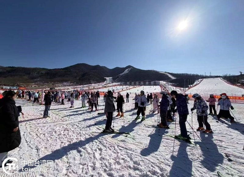 雪道连海峡 青春汇三秦——两岸百余青年铜川照金体验冰雪运动