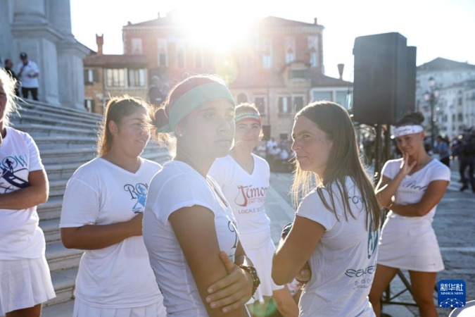 9月4日,在意大利威尼斯,“划行威尼斯”成员参加传统赛船节彩排。新华社记者 李京 摄