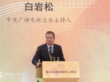 白岩松:爱是唯一的向导,两岸之间建起的应该是通道而不是墙 白岩松:爱是唯一的向导,两岸之间建起的应该是通道而不是墙