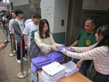香港市民：财政预算案“派糖”措施“贴地” 投资创科强信心_fororder_VCG111623819917