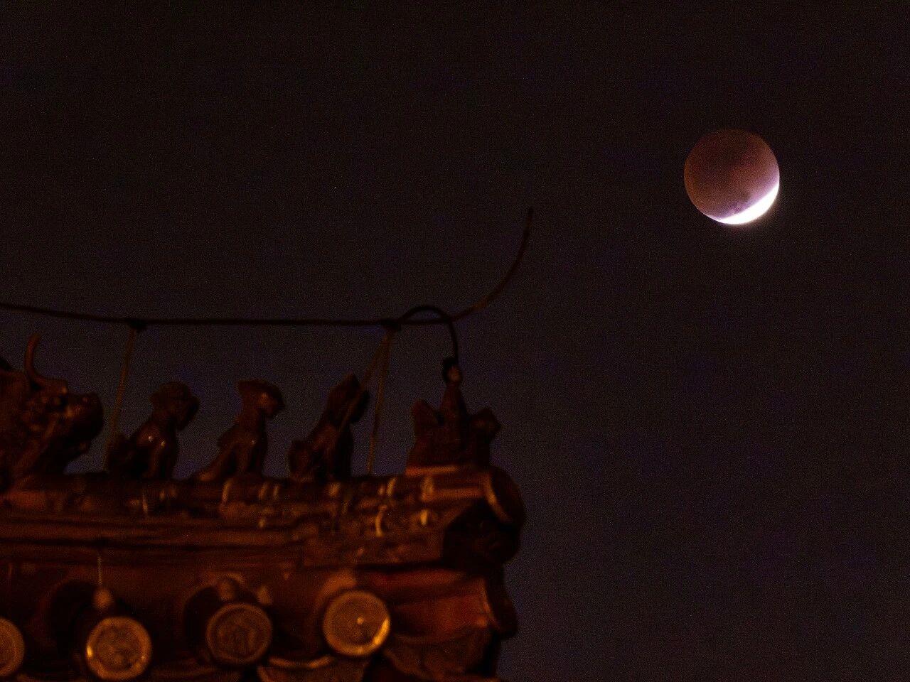 刷屏朋友圈!“元宵红月”高清大图来了 刷屏朋友圈!“元宵红月”高清大图来了