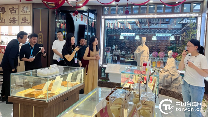 兩岸媒體人夜市話親情！2025“品游山西 尋根問祖”兩岸新媒體聯(lián)合采風活動在太原啟幕