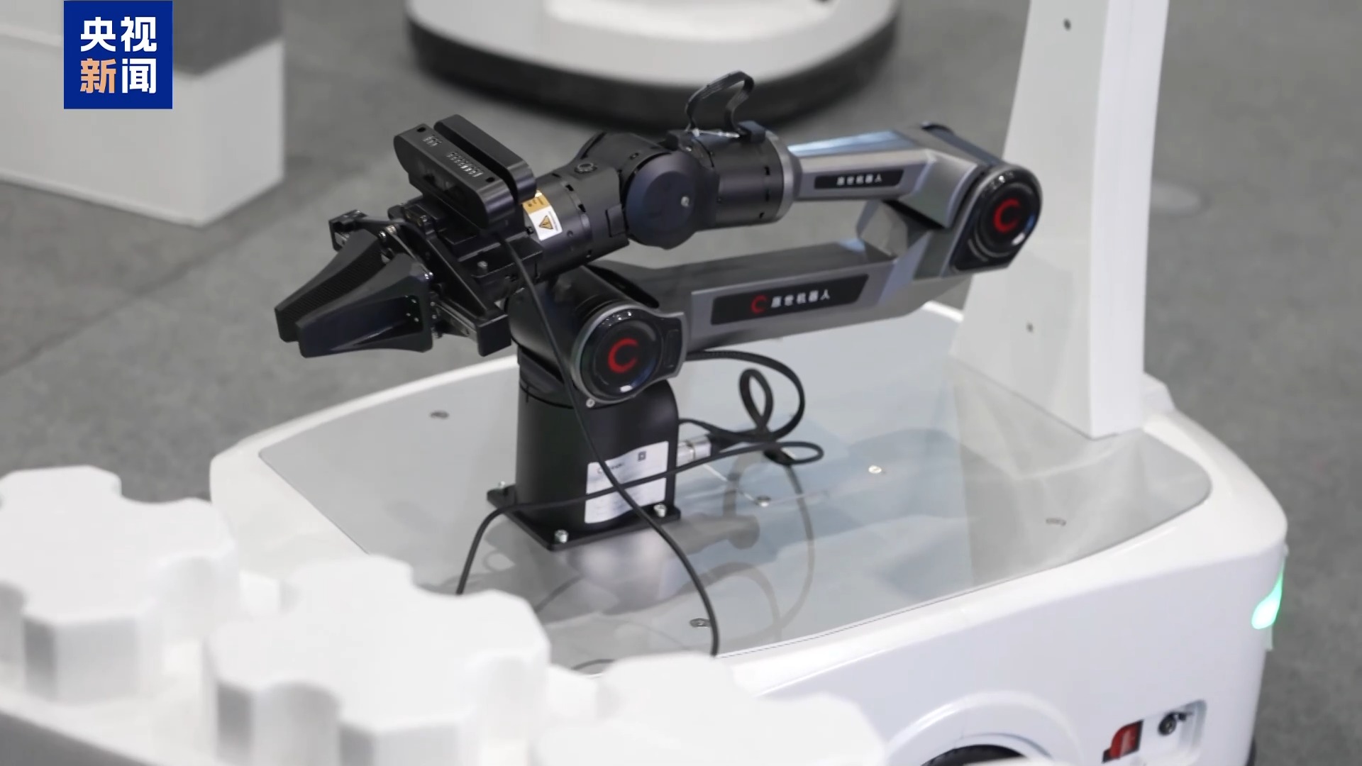 全国技能大赛炫“科技范儿” 机器人“管家”现场上岗 全国技能大赛炫“科技范儿” 机器人“管家”现场上岗