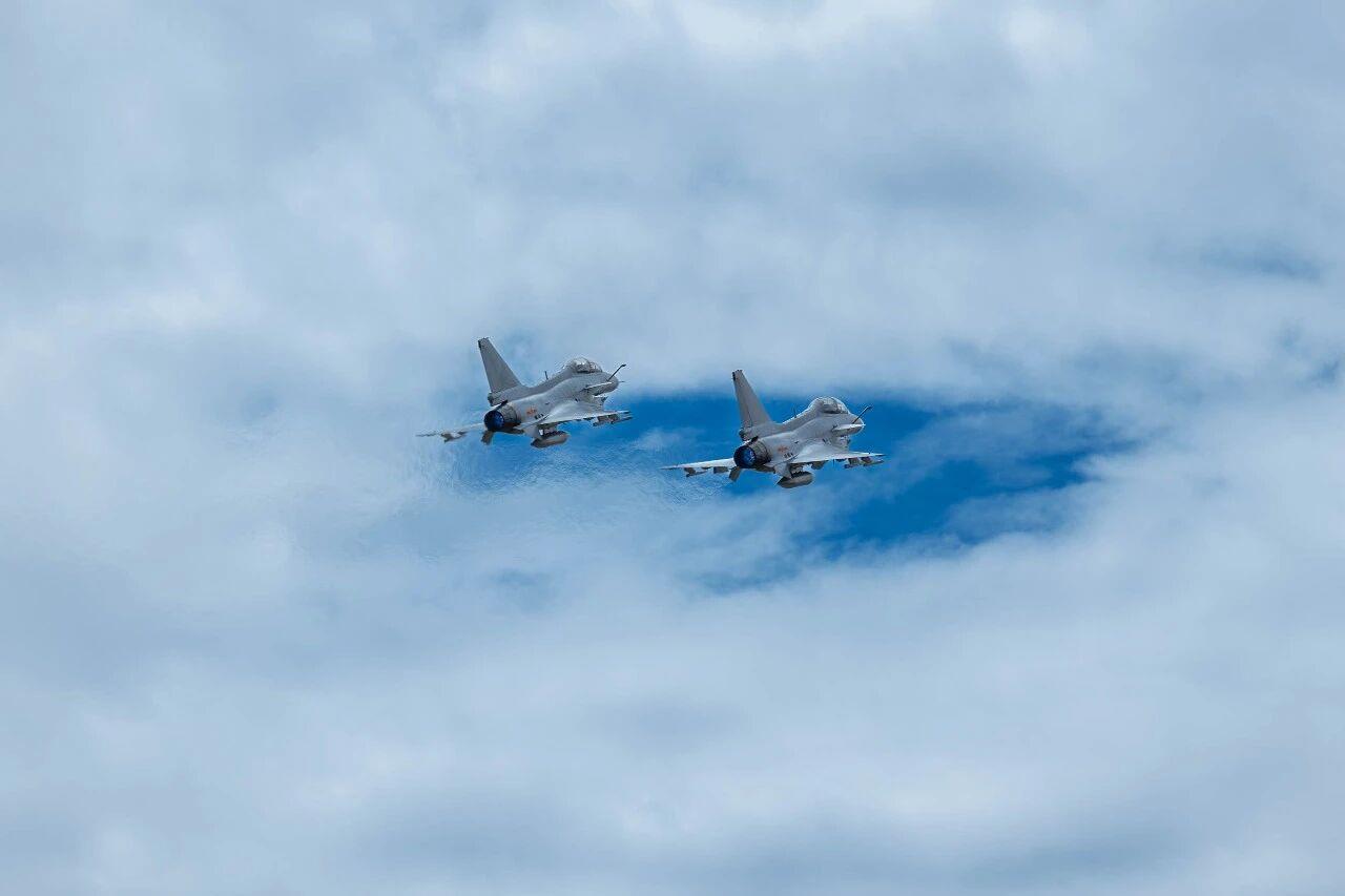 霞光伴鹰飞!空军战机训练壁纸上新 霞光伴鹰飞!空军战机训练壁纸上新