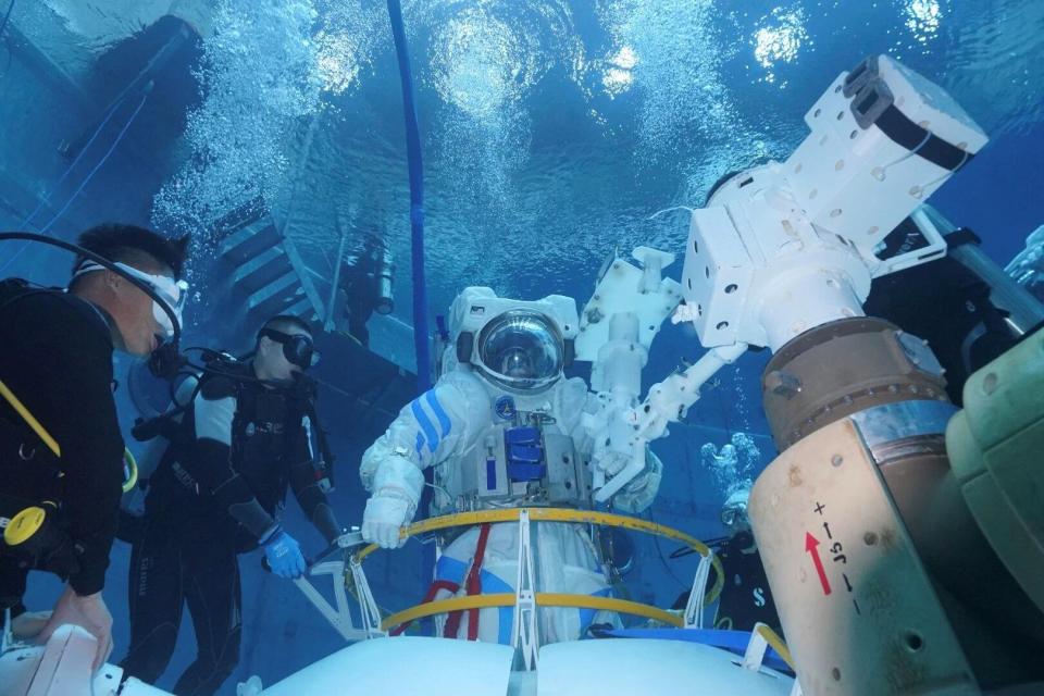 “神二十一”飞天在即 乘组地面训练精彩瞬间→ “神二十一”飞天在即 乘组地面训练精彩瞬间→