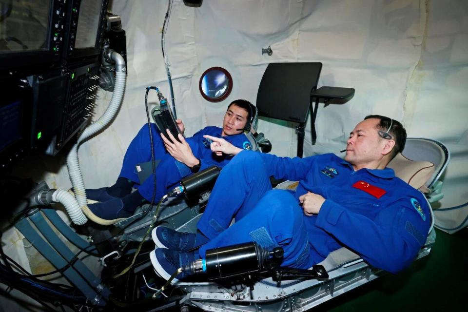 “神二十一”飞天在即 乘组地面训练精彩瞬间→ “神二十一”飞天在即 乘组地面训练精彩瞬间→