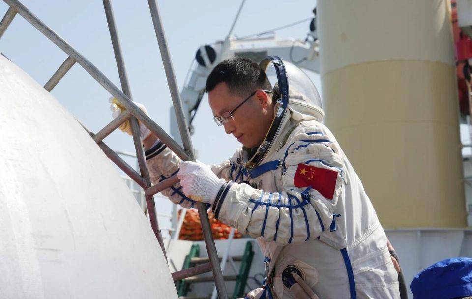 “神二十一”飞天在即 乘组地面训练精彩瞬间→ “神二十一”飞天在即 乘组地面训练精彩瞬间→