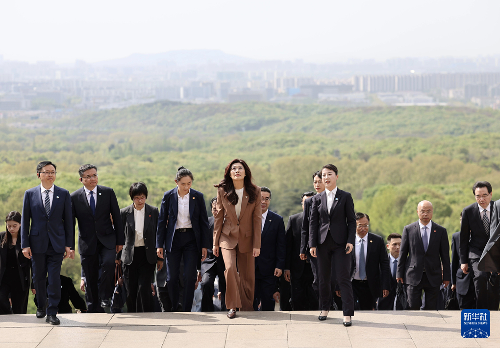 郑丽文率中国国民党访问团拜谒中山陵 郑丽文率中国国民党访问团拜谒中山陵