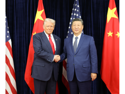 习近平同美国总统特朗普在釜山举行会晤_fororder_25103001