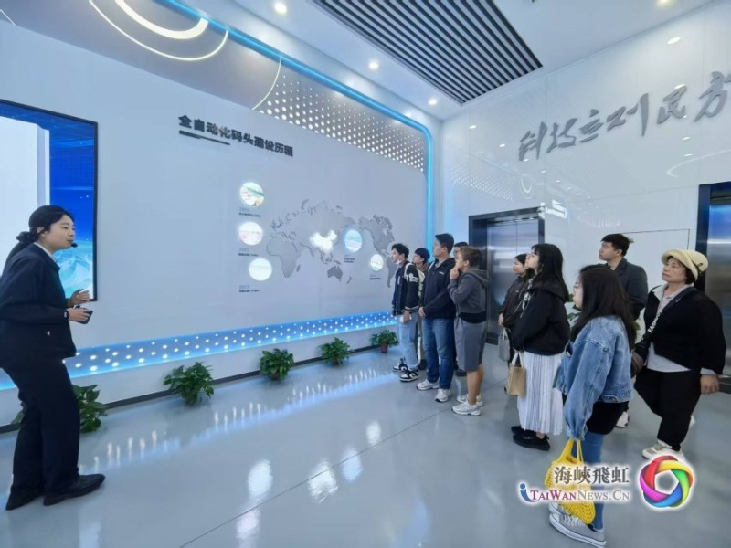 臺灣青年了解青島港自動化碼頭建設歷程。（攝影 王瑞穎）