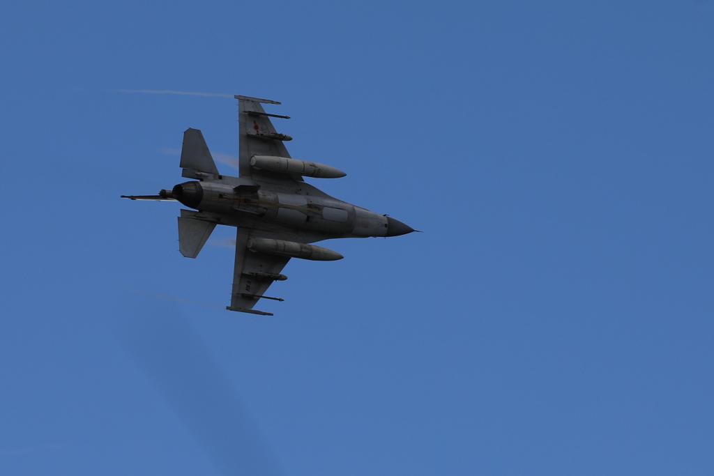 美威胁“关闭委领空”遭多方谴责 委机场正常运营 美威胁“关闭委领空”遭多方谴责 委机场正常运营