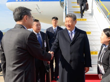 习近平抵达韩国出席亚太经合组织第三十二次领导人非正式会议并对韩国进行国事访问
