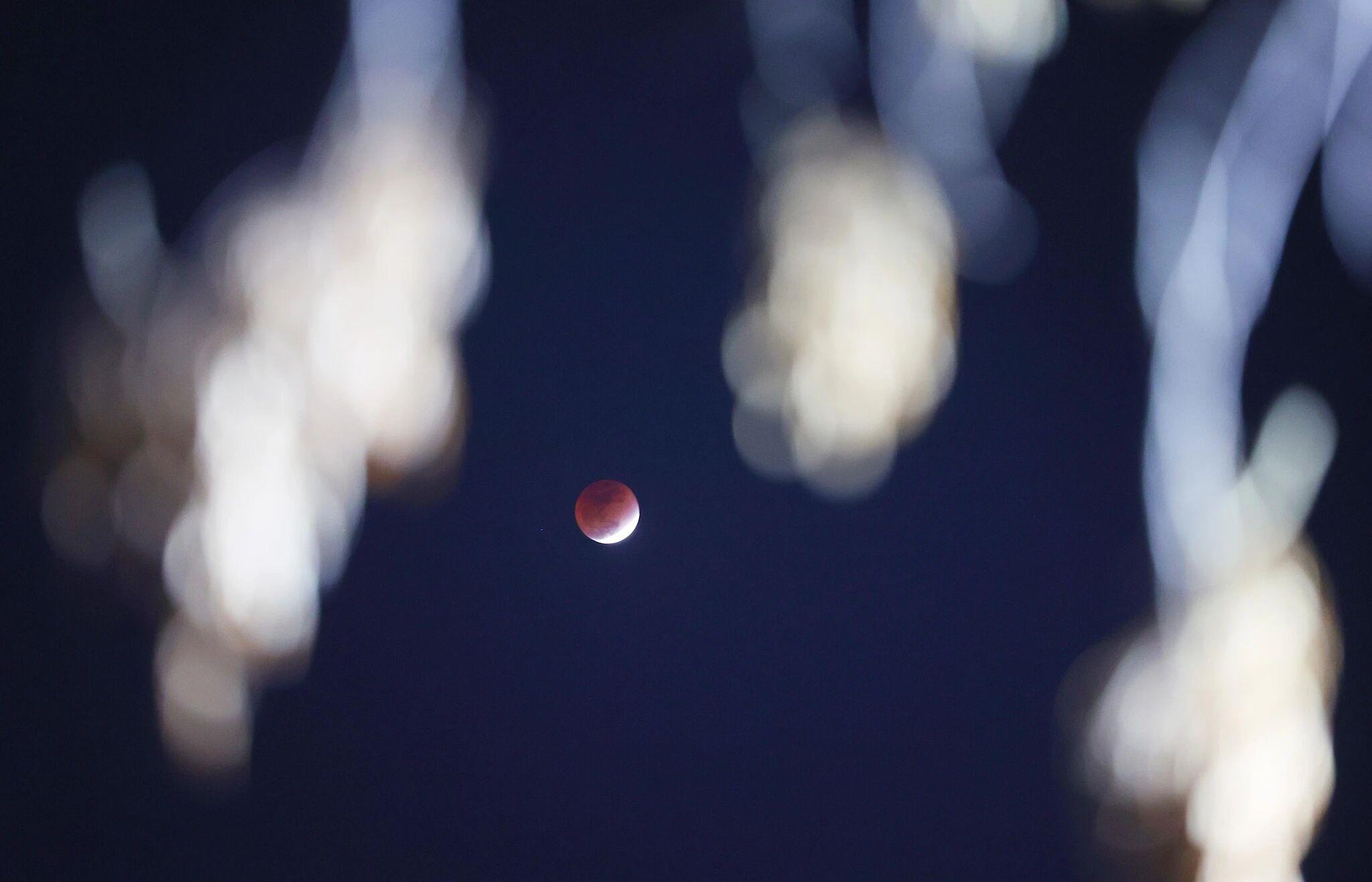 刷屏朋友圈!“元宵红月”高清大图来了 刷屏朋友圈!“元宵红月”高清大图来了