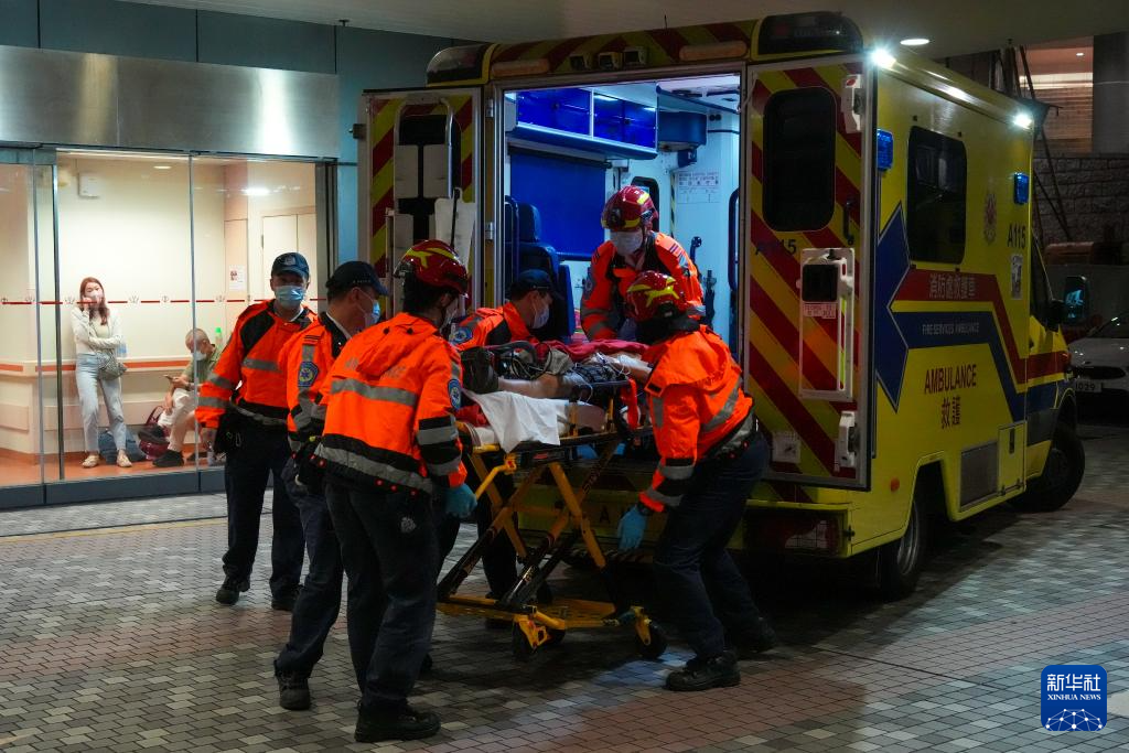 香港各方紧张救援大埔火灾 香港各方紧张救援大埔火灾