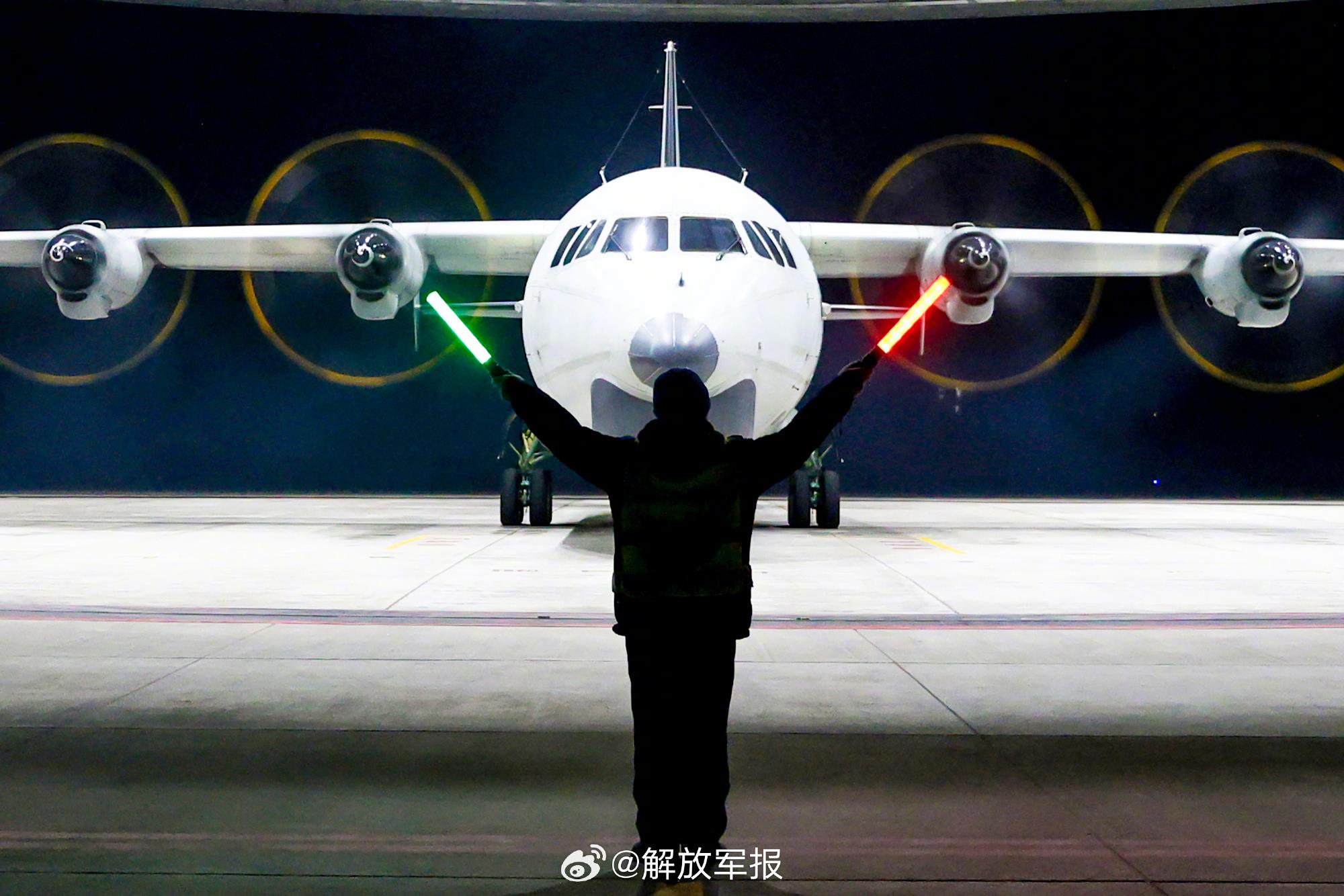 海军战机飞行训练图上新 每一张都是视觉大片 海军战机飞行训练图上新 每一张都是视觉大片