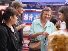 爱上“中国范儿” 外国人来华过年购物成为新风尚 爱上“中国范儿” 外国人来华过年购物成为新风尚