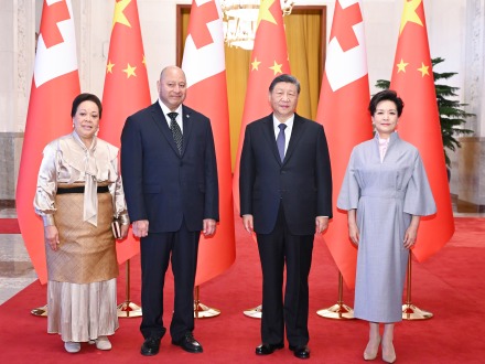 习近平会见汤加国王图普六世