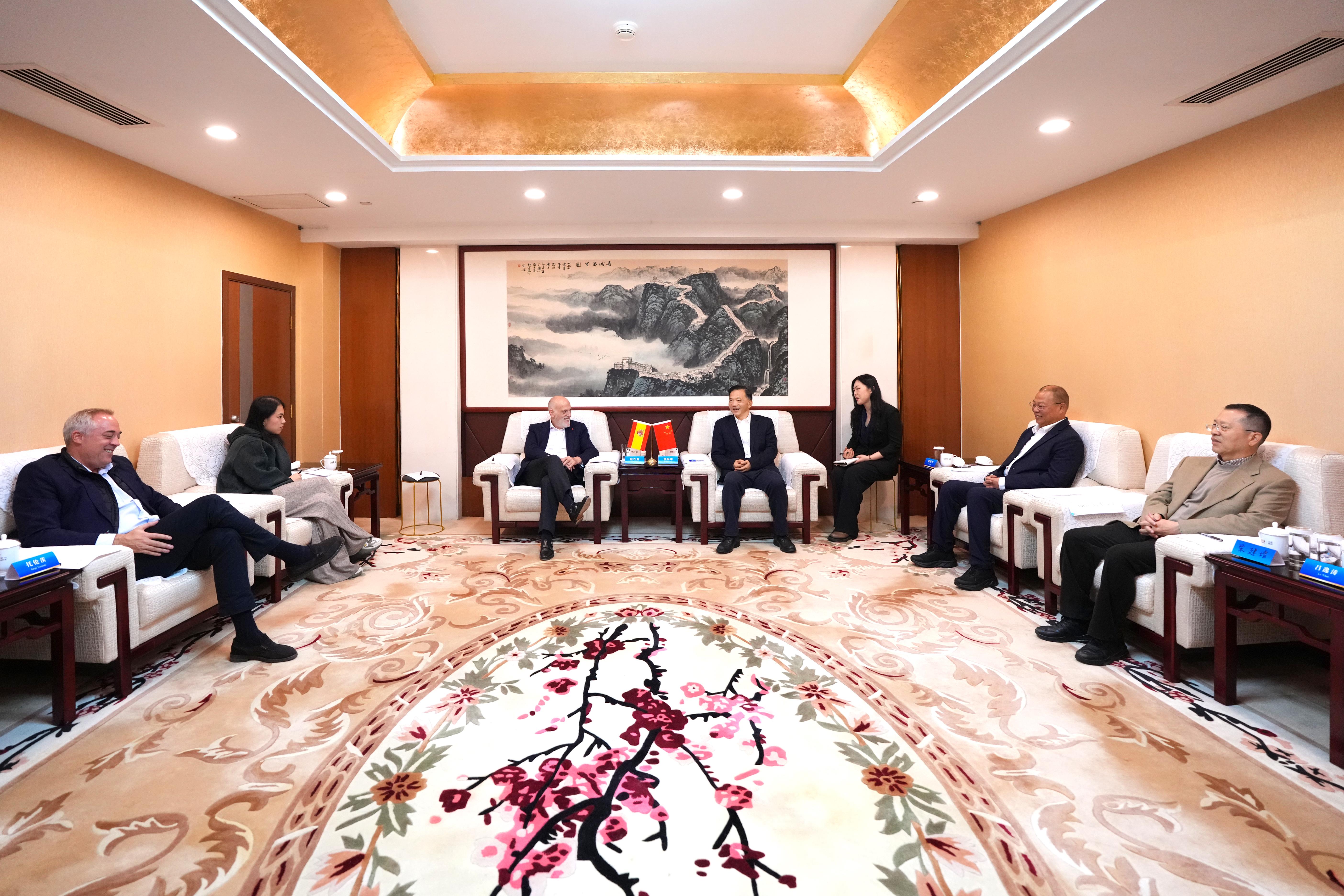 总台领导会见西班牙职业足球联盟主席特巴斯 总台领导会见西班牙职业足球联盟主席特巴斯