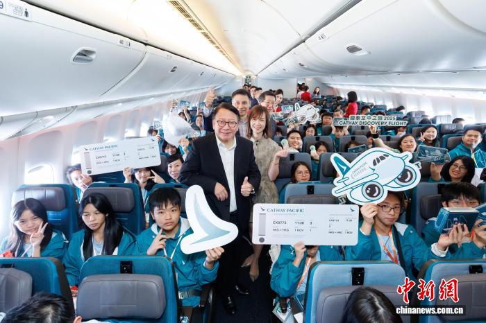 180名香港青少年“冲上云霄”体验“空中之旅” 180名香港青少年“冲上云霄”体验“空中之旅”