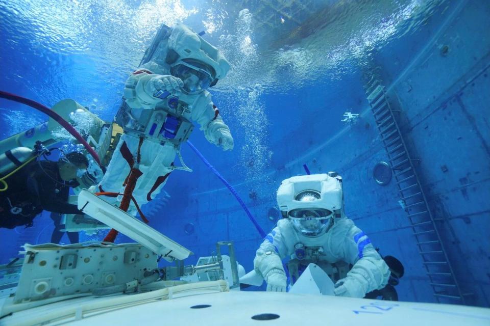 “神二十一”飞天在即 乘组地面训练精彩瞬间→ “神二十一”飞天在即 乘组地面训练精彩瞬间→