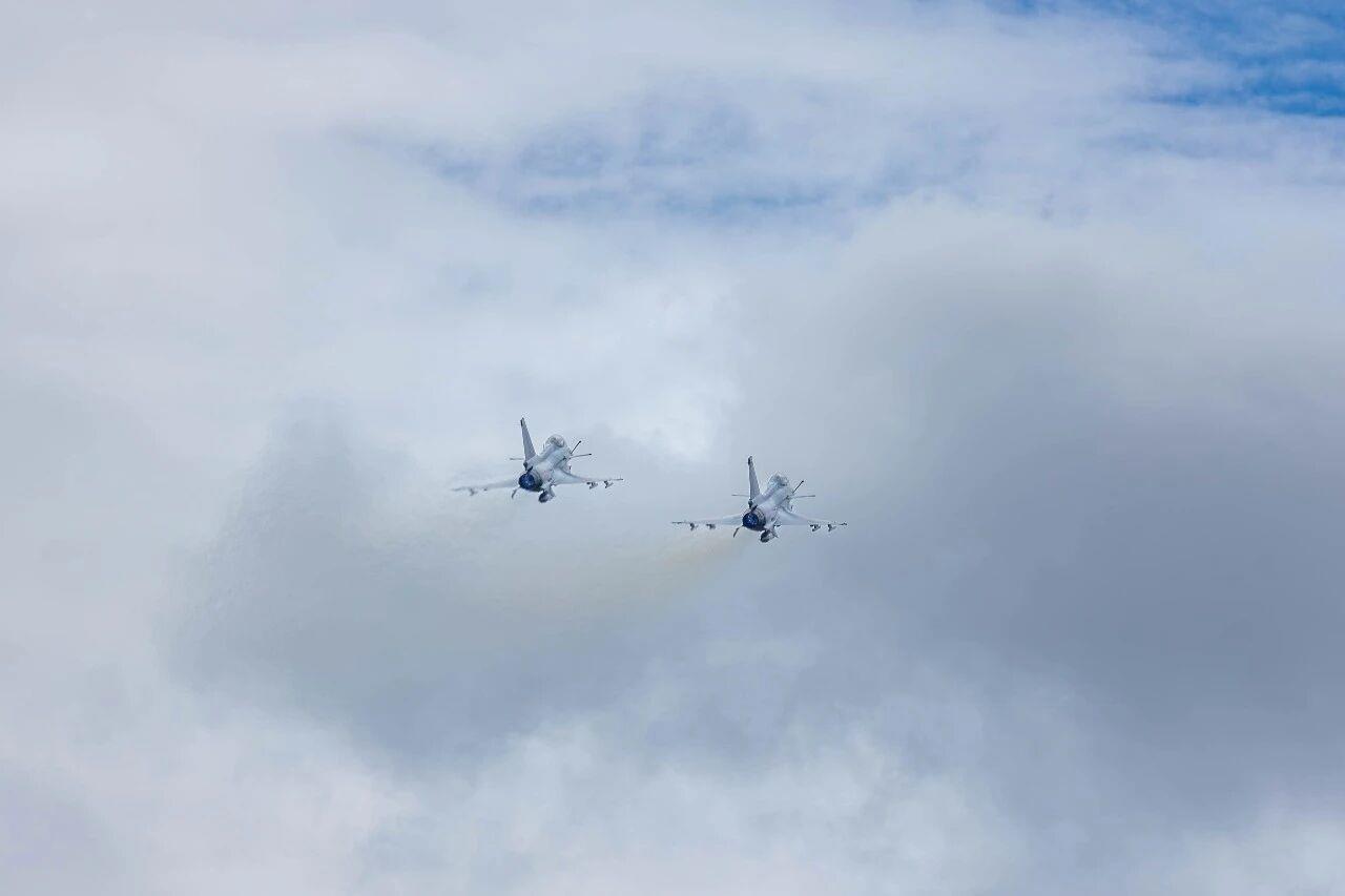 霞光伴鹰飞!空军战机训练壁纸上新 霞光伴鹰飞!空军战机训练壁纸上新