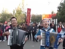 喝奶茶 品美食 感受幸福的味道！多民族在六星街共享幸福家园