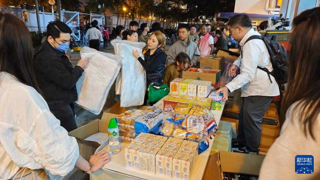 香港各方紧张救援大埔火灾 香港各方紧张救援大埔火灾