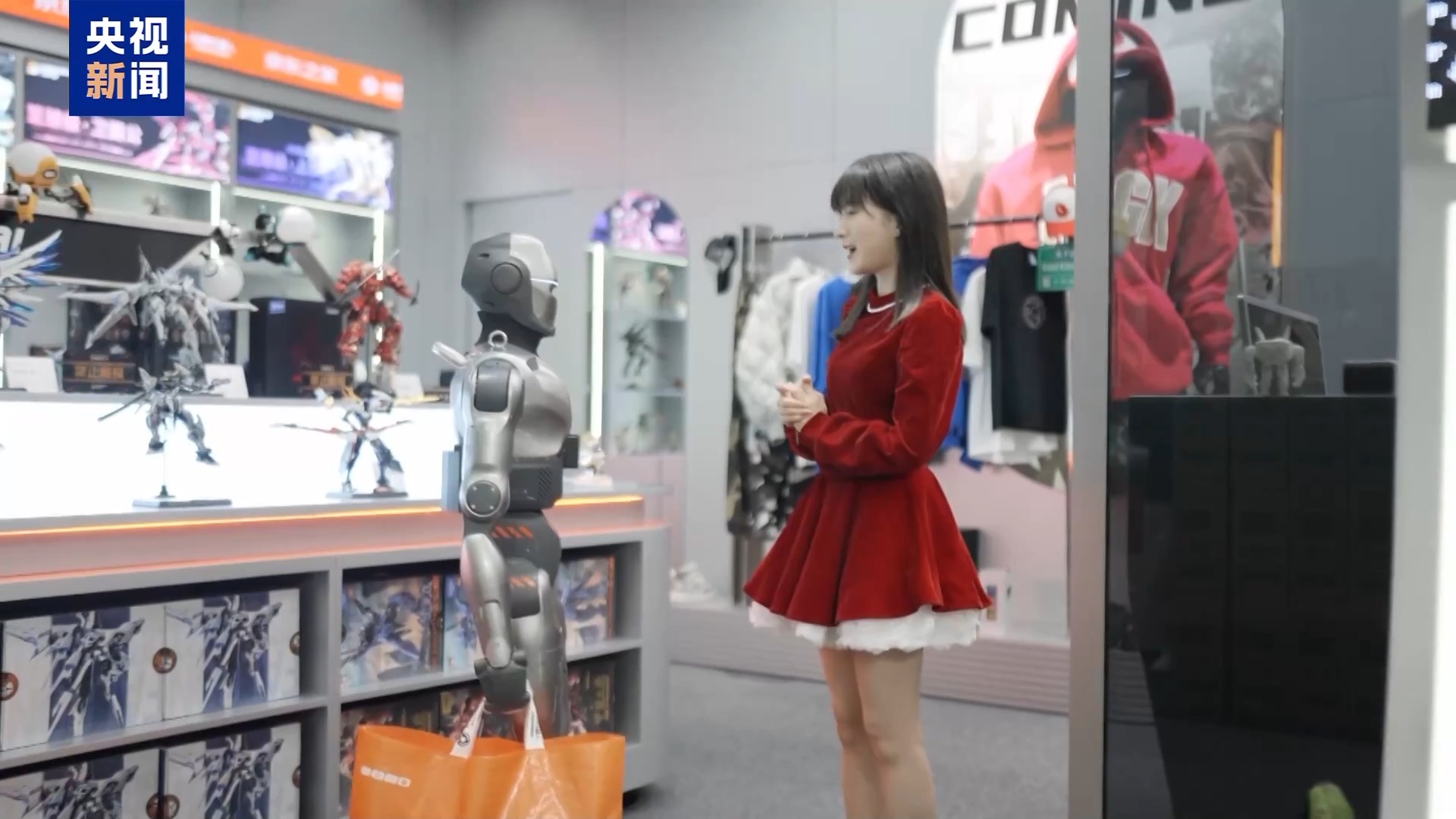 打爆米花、做咖啡、导购……人形机器人在深圳“上岗”了 打爆米花、做咖啡、导购……人形机器人在深圳“上岗”了