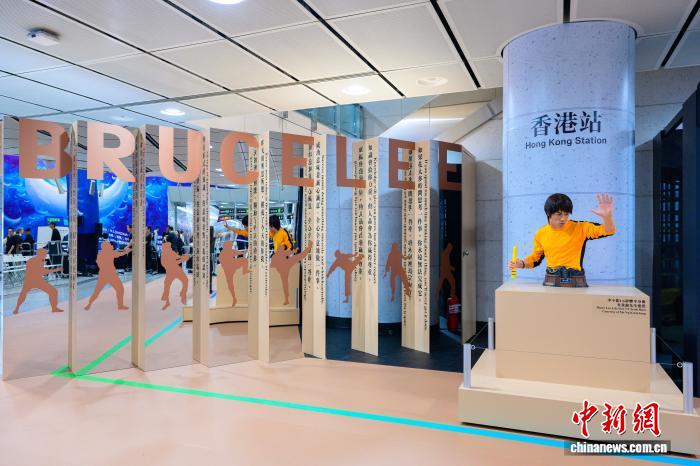 李小龙纪念展“无形之道”在港铁站举办 回顾其光辉人生