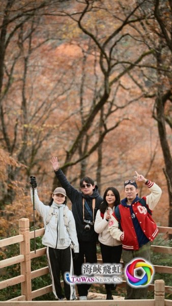 台湾自媒体人在米仓山景区游览采风(摄影 陈宥彤)