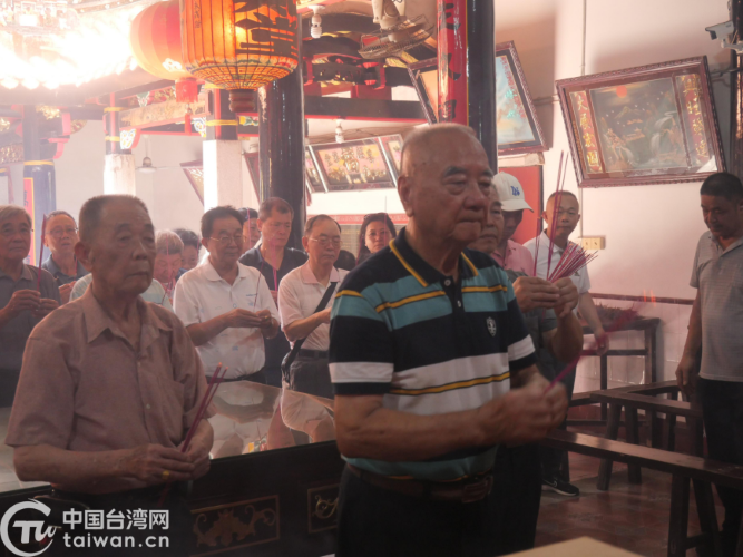 祖孫三代一同來認親，“子子孫孫不能忘本”