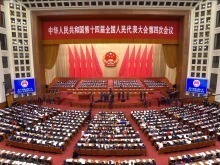 习近平等党和国家领导人出席十四届全国人大四次会议开幕会