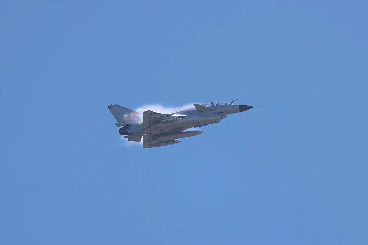 霞光伴鹰飞!空军战机训练壁纸上新 霞光伴鹰飞!空军战机训练壁纸上新