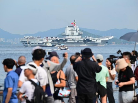 中國海軍山東艦航母編隊抵達香港