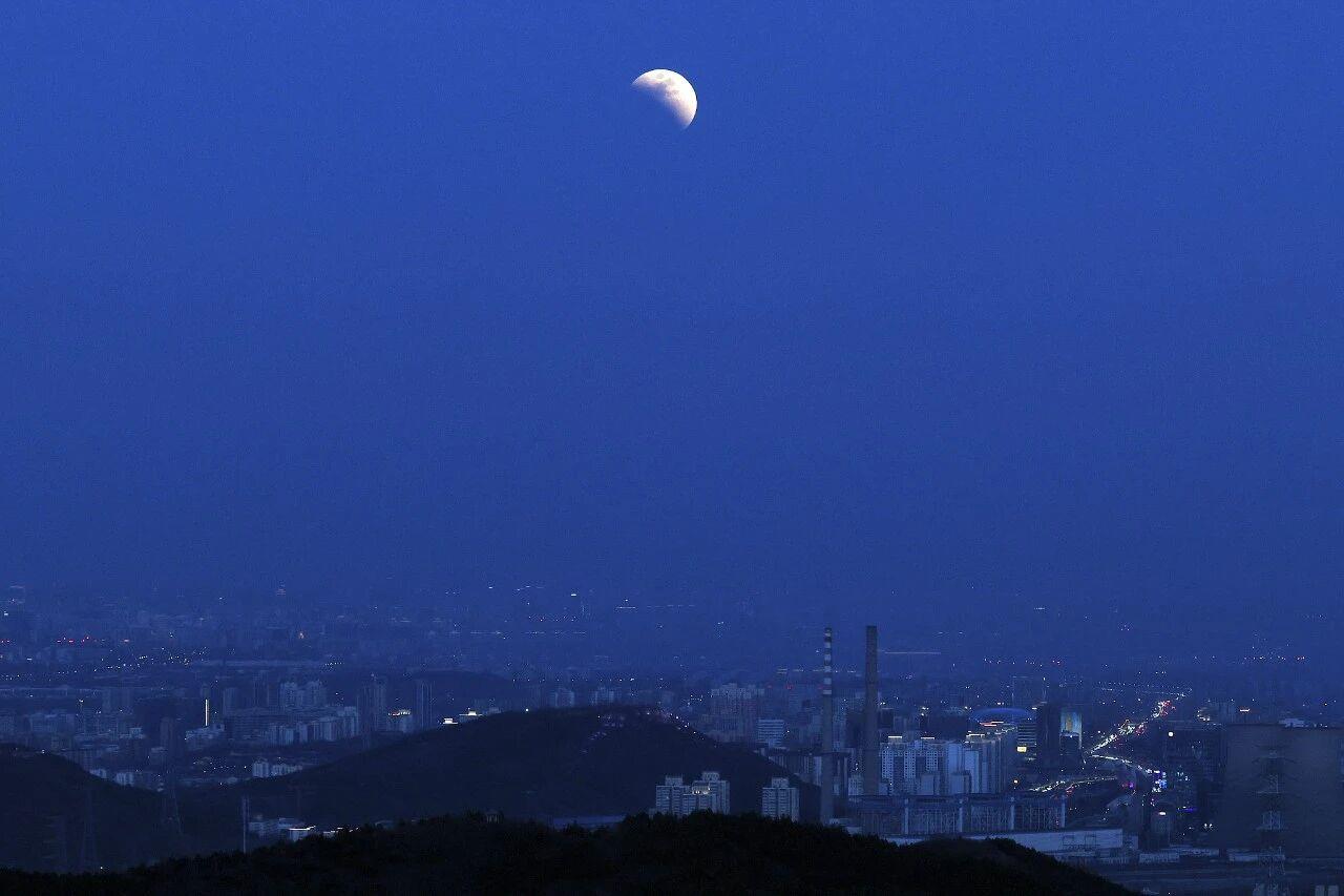 刷屏朋友圈!“元宵红月”高清大图来了 刷屏朋友圈!“元宵红月”高清大图来了