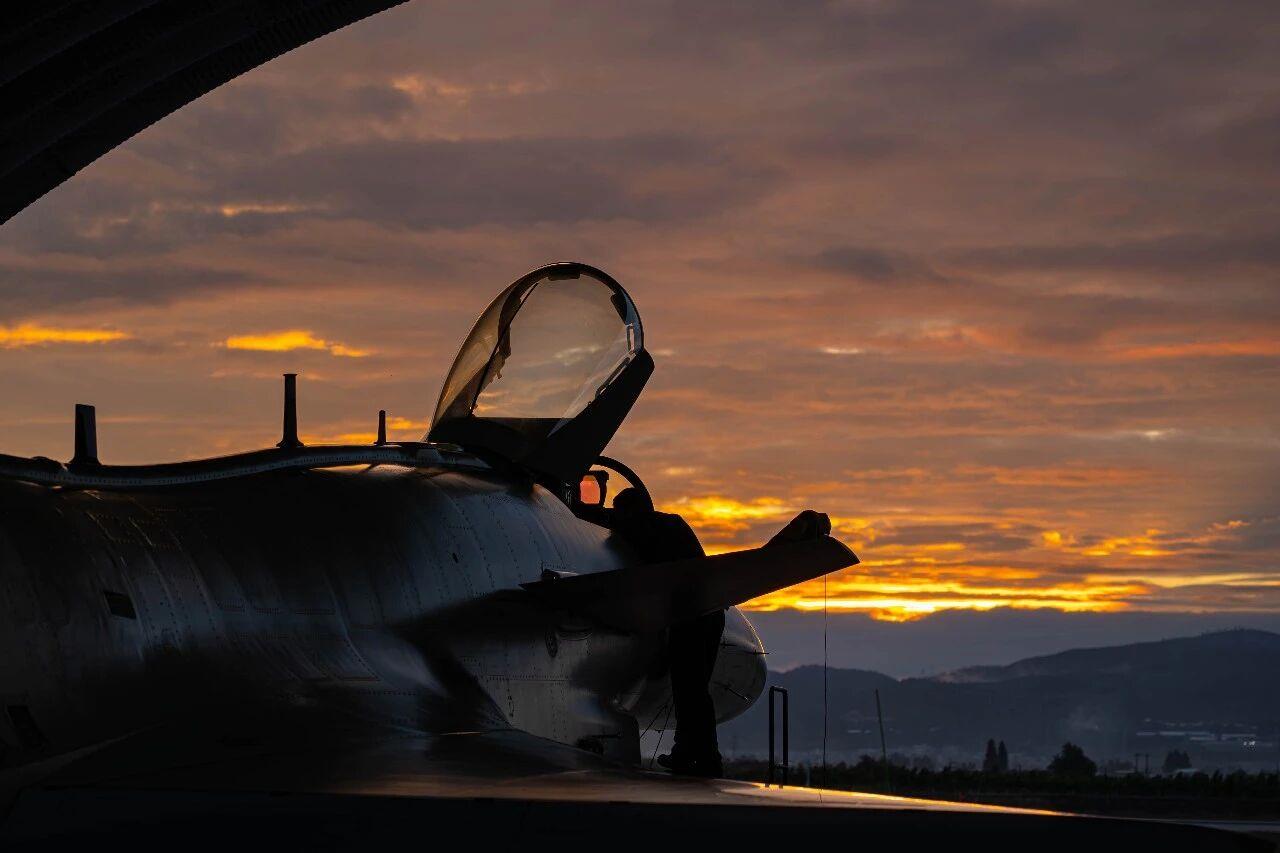 霞光伴鹰飞!空军战机训练壁纸上新 霞光伴鹰飞!空军战机训练壁纸上新